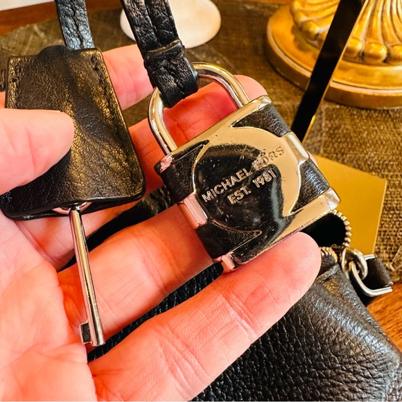 MICHAEL KORS CAMILLE LARGE BLACK PEBBLED LEATHER HOBO LOCK HANDBAG GREAT PURSE - Picture 7 of 12